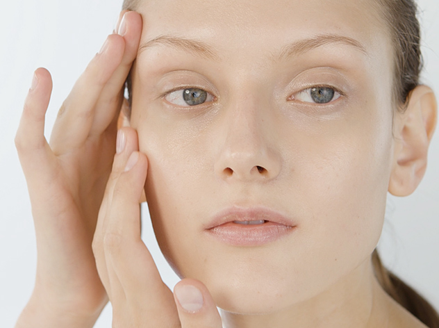 Augencreme auftragen | SHISEIDO
