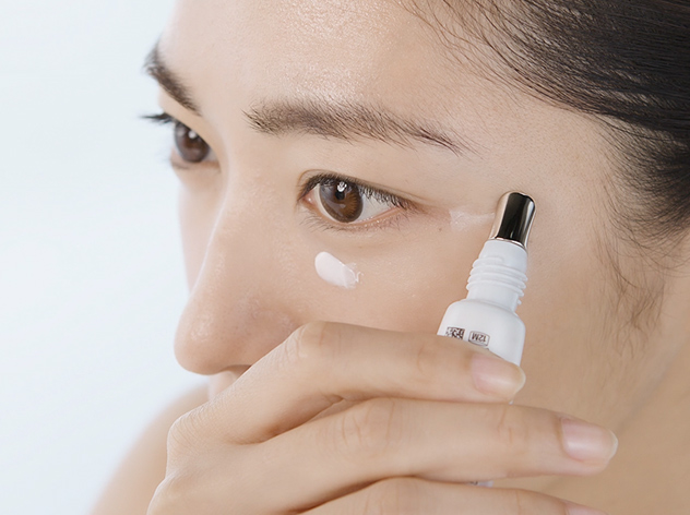 Augenserum-Anwendung mit Applikator | SHISEIDO