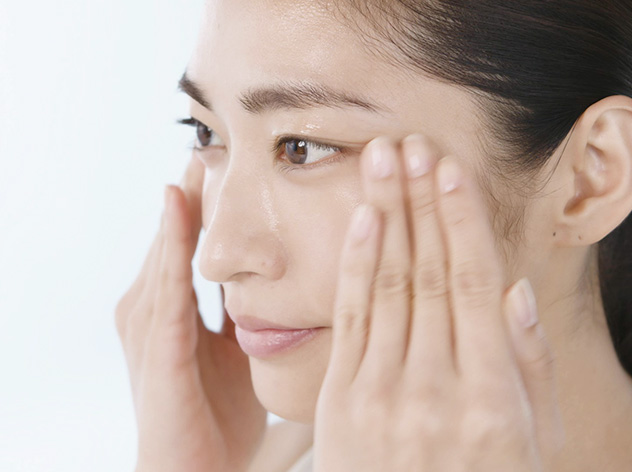 Augenserum auftragen | SHISEIDO