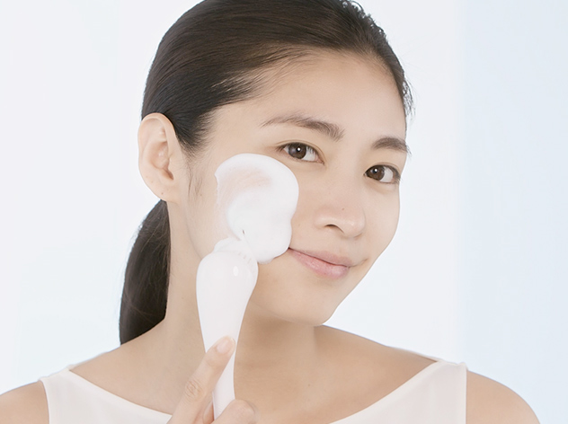 Gesichtsreiniger-Bürste: Anwendung | SHISEIDO