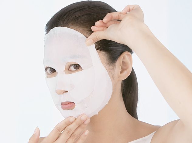 Feuchtigkeitsmaske im Gesicht auftragen | SHISEIDO