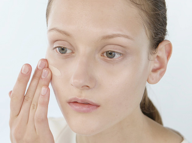 Flüssige Foundation auftragen | SHISEIDO